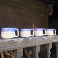 Tazas blancas y moradas
