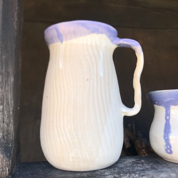 Jarra en blanco y morado
